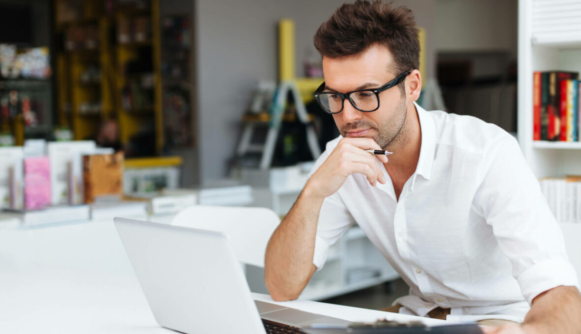 Mann sucht nach Alternativen zu Textbroker