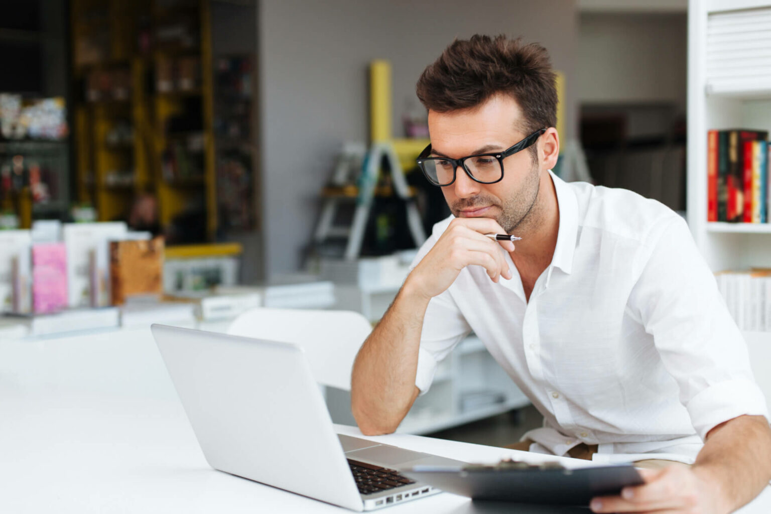 Mann sucht nach Alternativen zu Textbroker