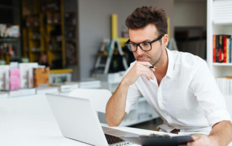 Mann sucht nach Alternativen zu Textbroker