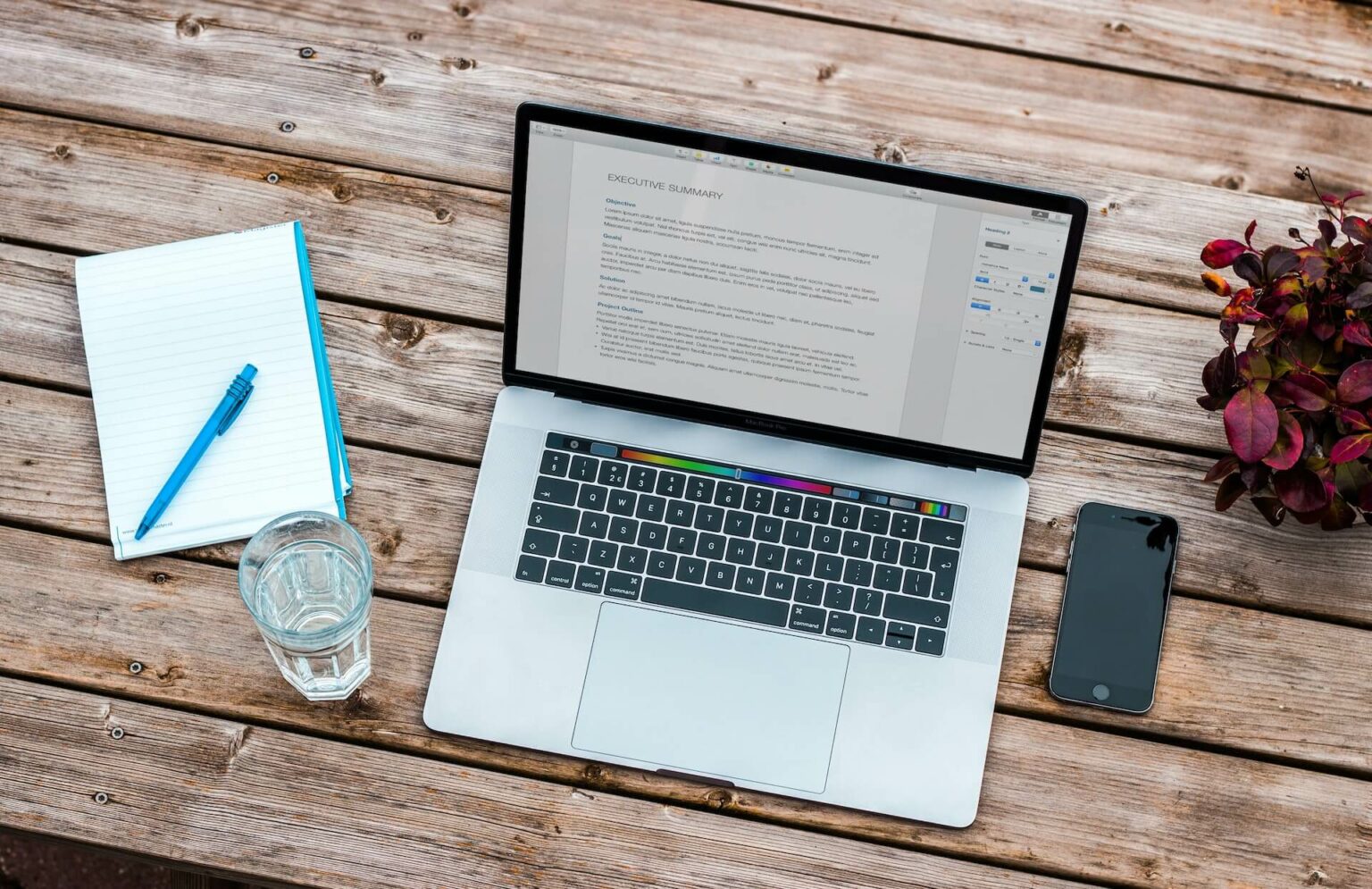 Text wird auf Laptop für eine Texter-Plattform geschrieben