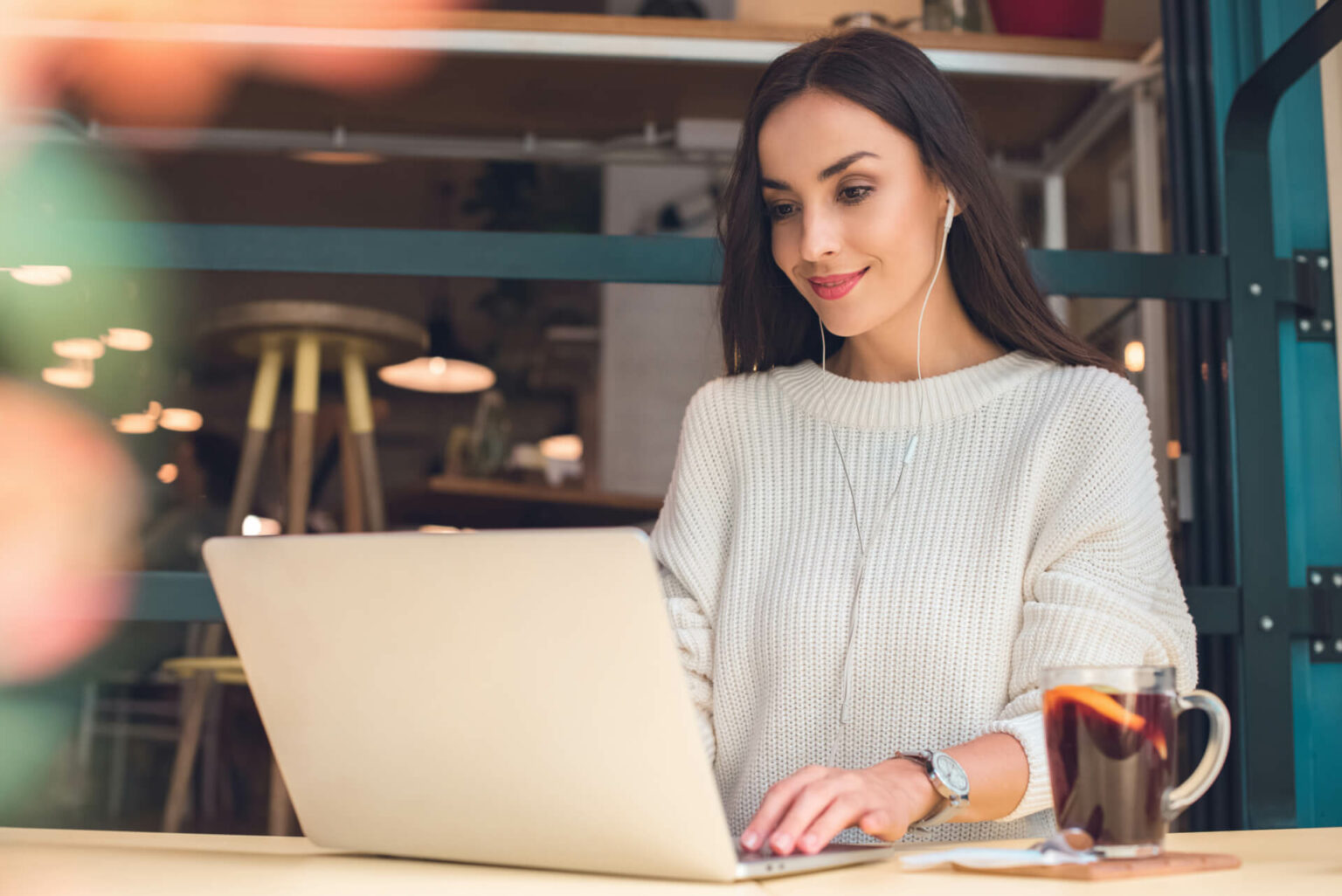 Texterin schreibt einen hochwertigen Newsletter am Laptop