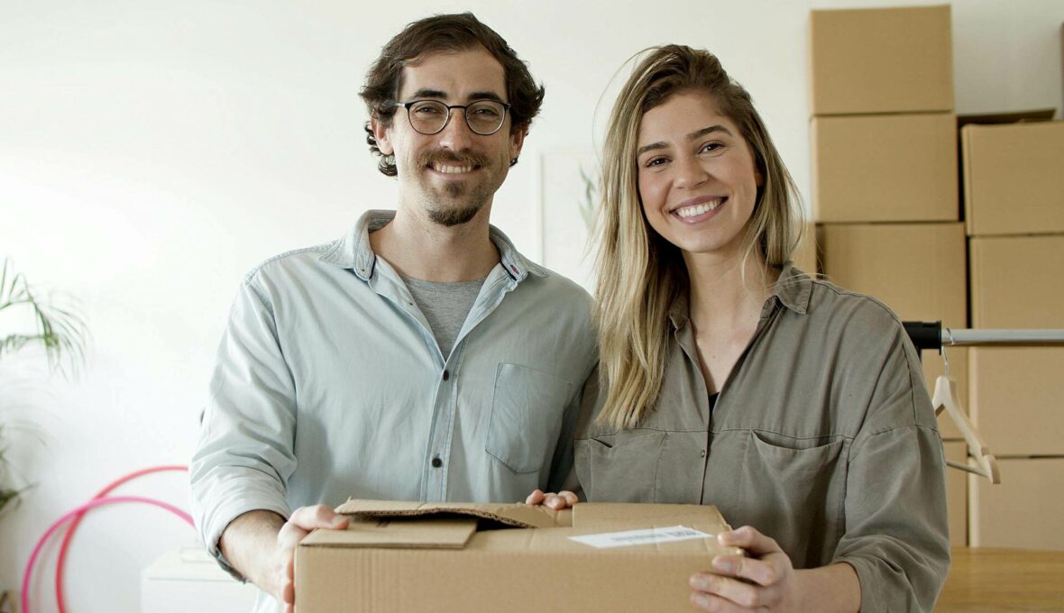 Ehepaar packt Kartons von ihren Online-Shop-Verkäufen auf Amazon ein