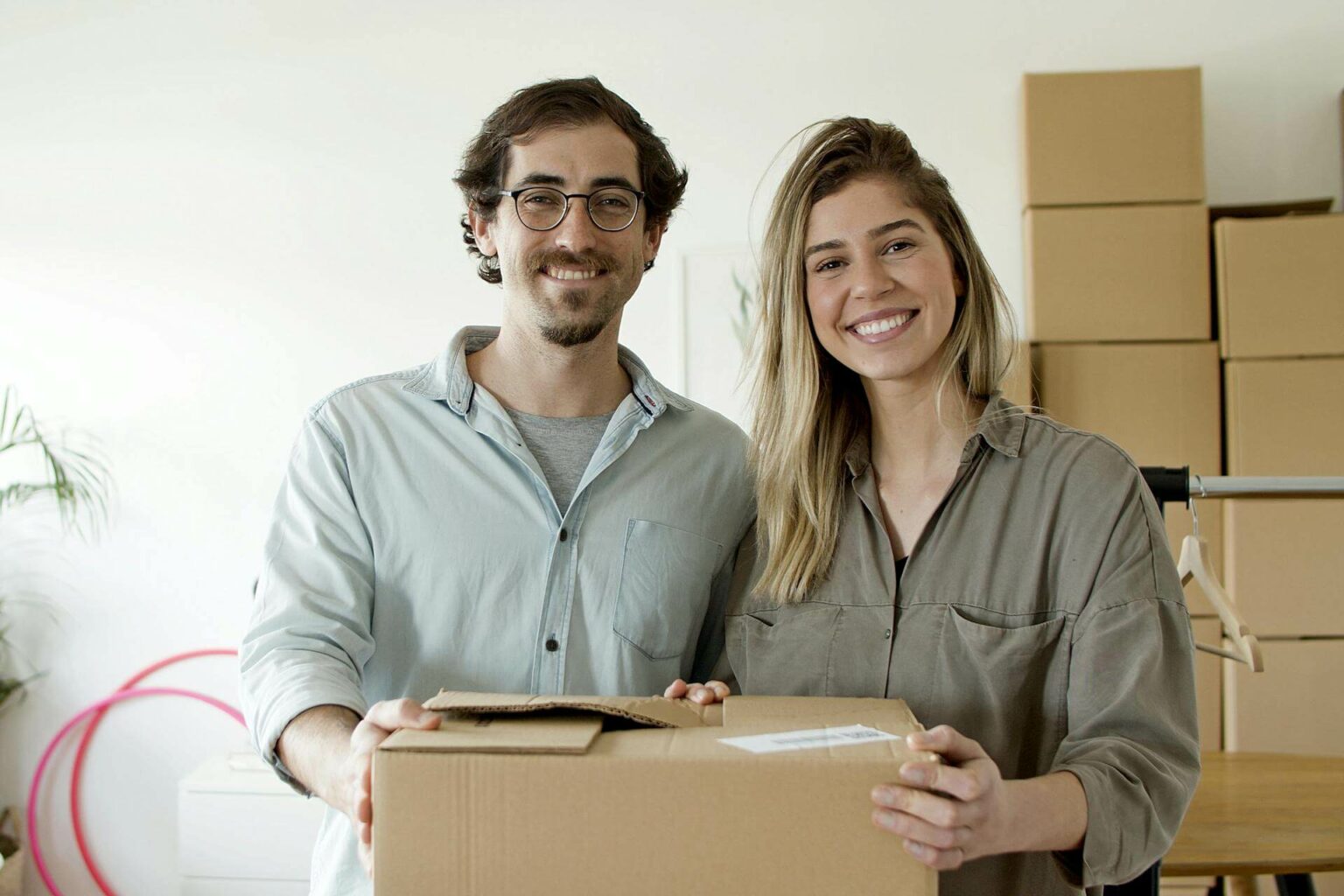 Ehepaar packt Kartons von ihren Online-Shop-Verkäufen auf Amazon ein