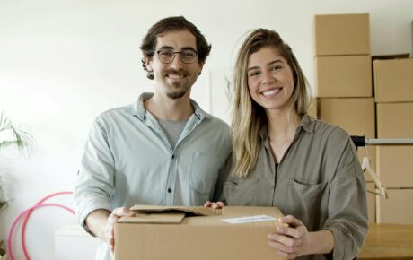 Ehepaar packt Kartons von ihren Online-Shop-Verkäufen auf Amazon ein