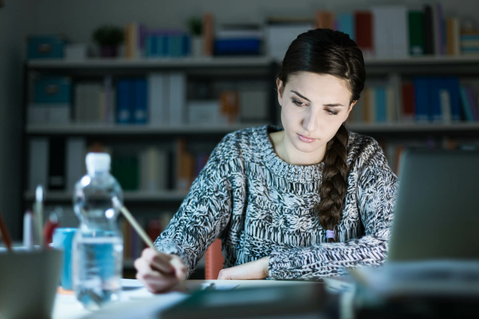 Studentin lernt, wie sie richtig zitiert