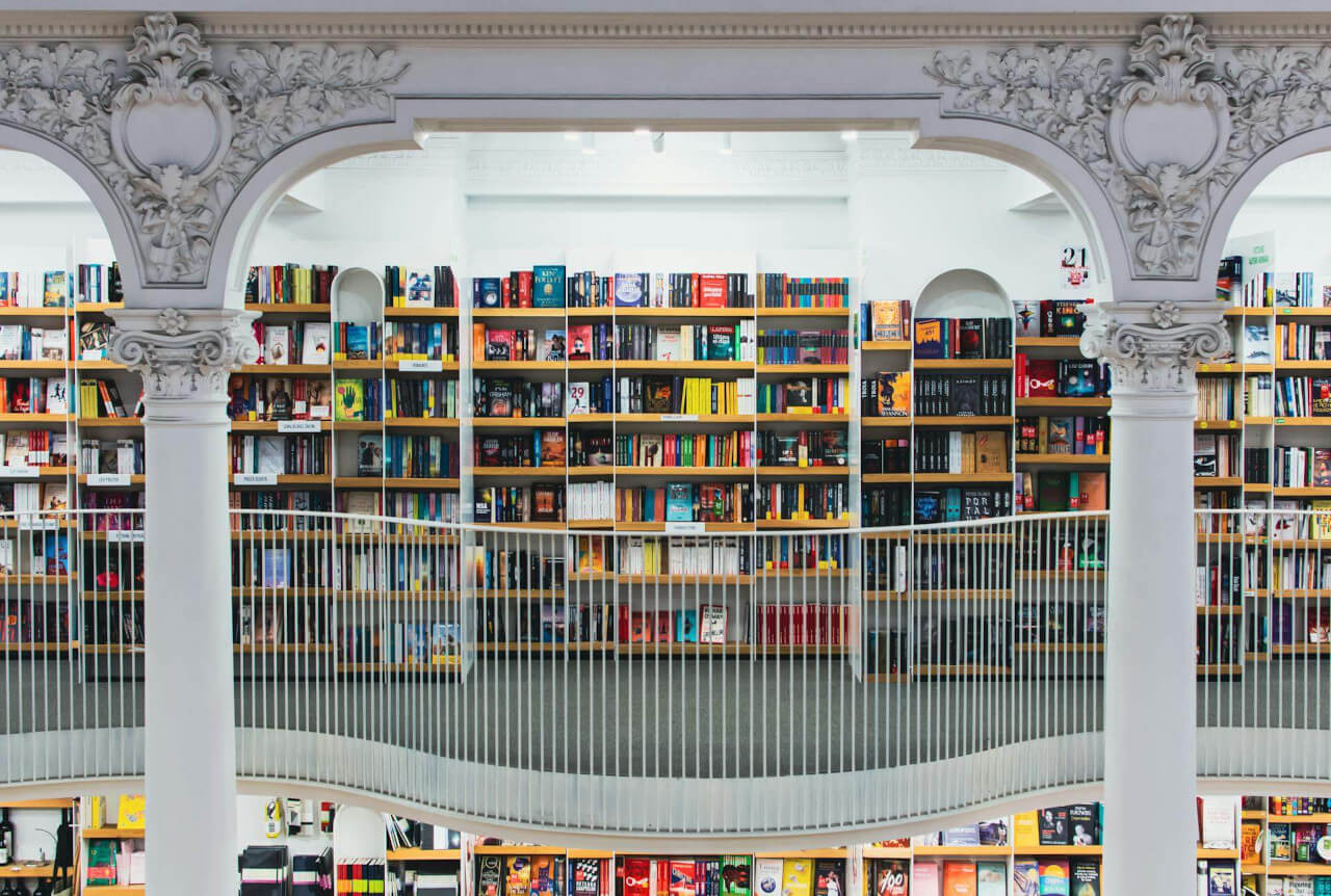 Verschiedene Bücher in einer Bibliothek