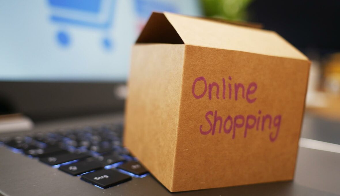 Kleiner Karton mit der Aufschrift "Online Shopping"
