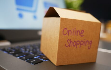 Kleiner Karton mit der Aufschrift "Online Shopping"