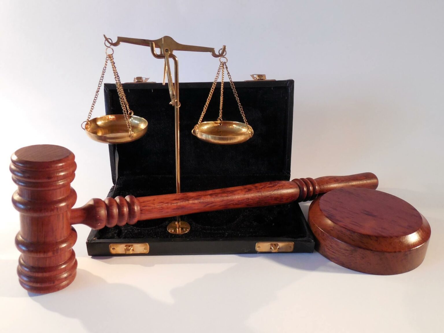 Abbildung von Justitia, Richterhammer und Resonanzblock (Richterblock)