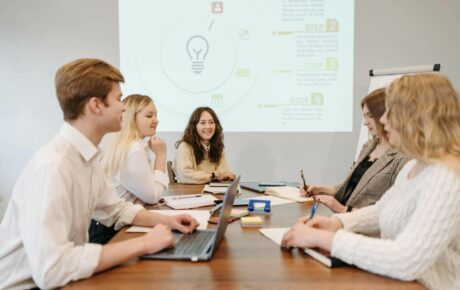 Team plant in einem Meeting, wie sie einen Lead Magneten erstellen können